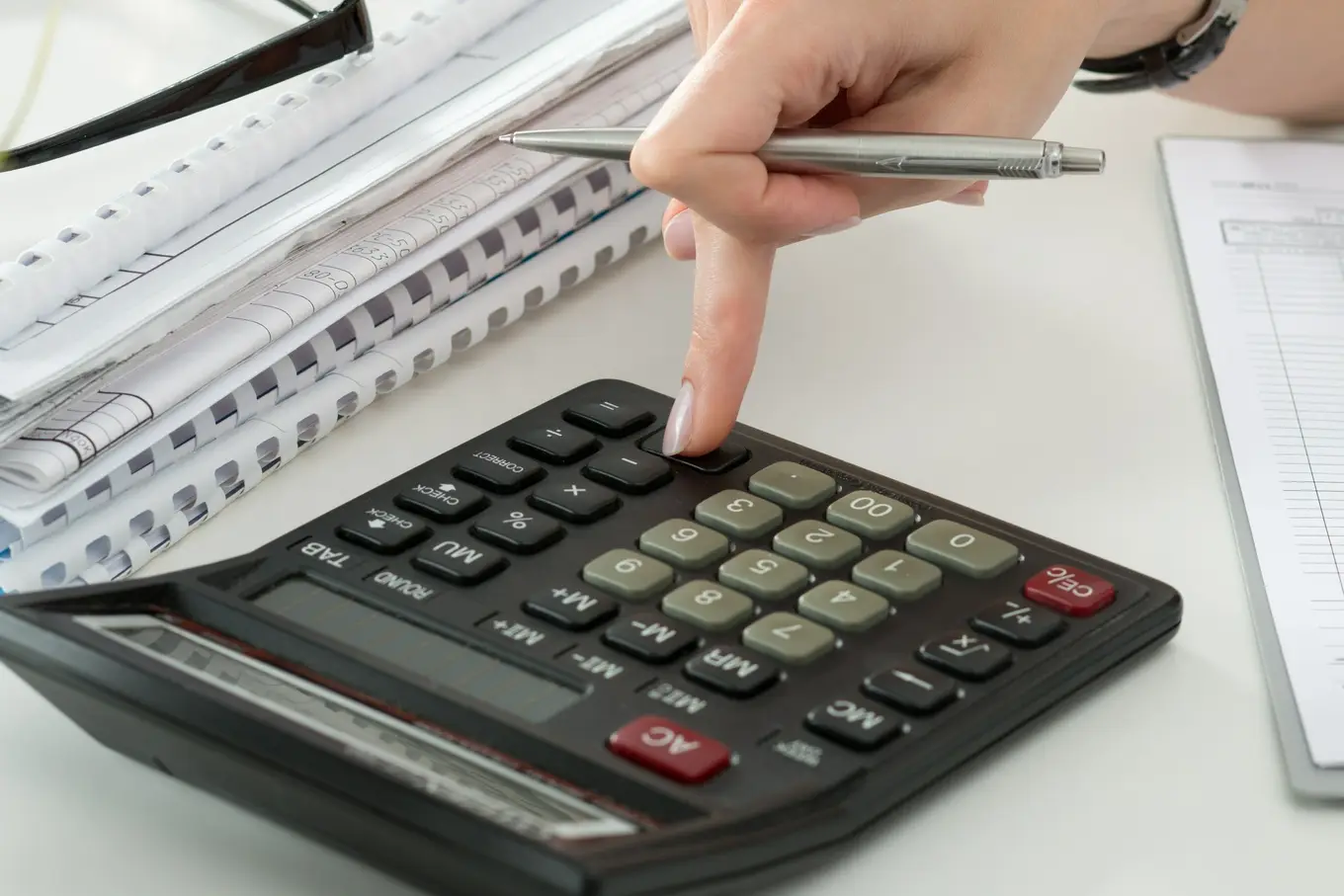 kalkulator na dokumentach finansowych